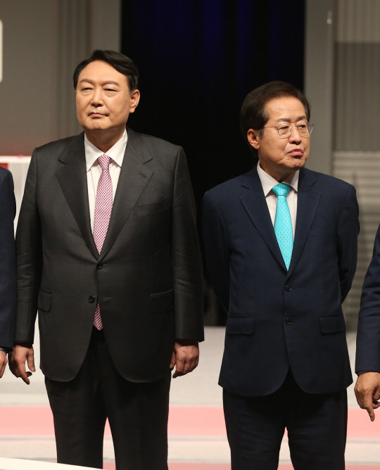지난 9월28일 국민의힘 대선 경선 후보인 윤석열(왼쪽) 전 검찰총장, 홍준표(오른쪽) 의원이 서울 상암동 MBC에서 열린 대선 경선 예비 후보자 4차 방송토론회에서 방송 준비를 하고 있다.국회사진기자단·연합뉴스